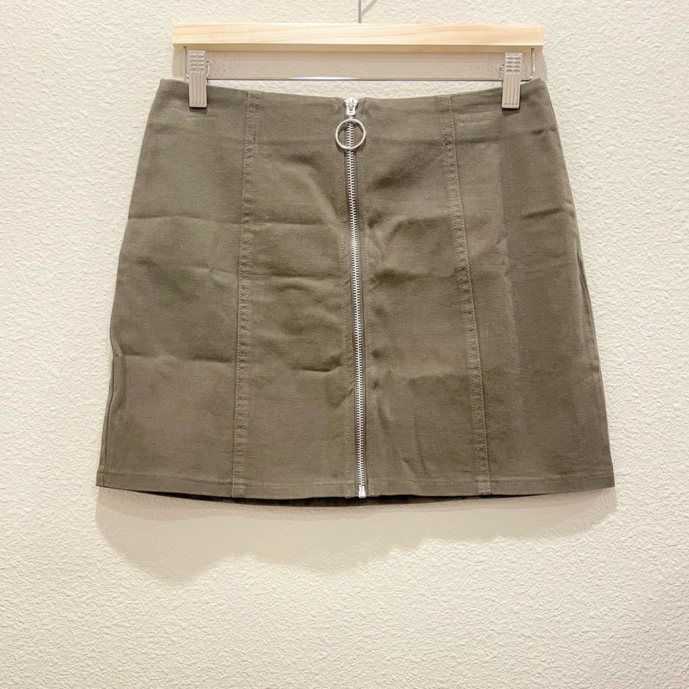 NWOT! CHLOE & KATIE Green Fron Zip Mini Skirt!